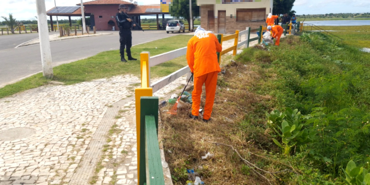 Internos trabalham em limpeza de áreas públicas em Apodi