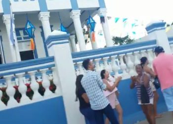 Vendedores ambulantes protestam em frente a prefeitura