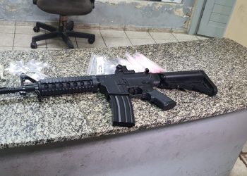 Policiais prendem homem com drogas e fuzil em Airsoft em Baraúna