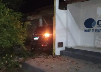 Motorista perde controle e destrói muro de residência em cidade do Oeste Potiguar