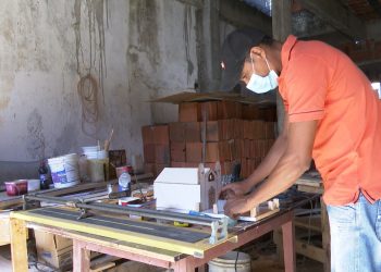 Pedreiro vira artesão e constrói casas de barro em miniatura