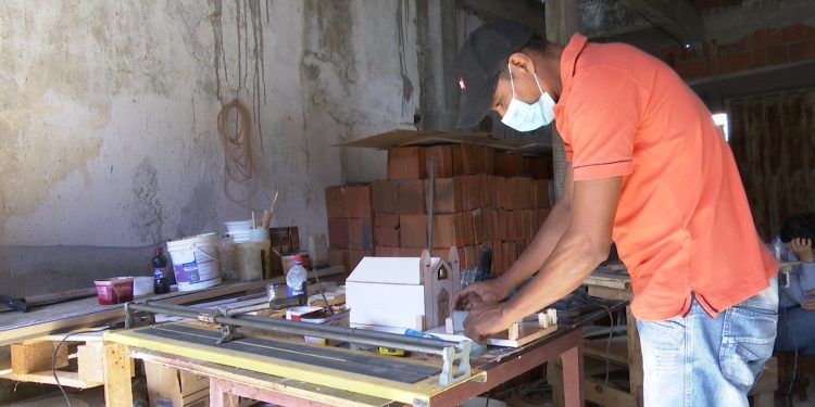 Pedreiro vira artesão e constrói casas de barro em miniatura