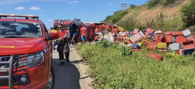Acidente com carreta de sal interdita BR 405 em Mossoró