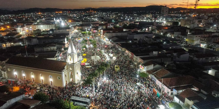 Currais Novos reúne milhares de fiéis no encerramento da festa de Sant’Ana