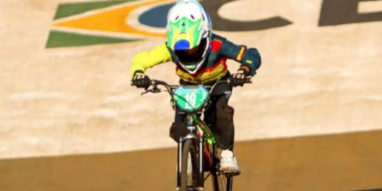 Atleta celebra chegada a semifinal do brasileiro de Bicicross