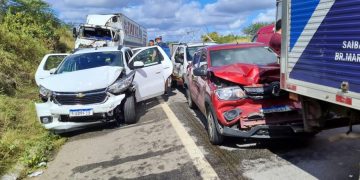 Uma pessoa morre e quatro ficam feridas em grave acidente próximo à entrada de Itajá