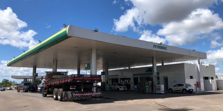 Em novo decreto, Governo Federal obriga postos de combustíveis a exibirem preços antes e depois da redução do ICMS