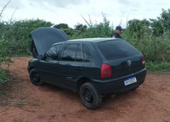 PM recupera carro roubado em região de mata no Bairro Santo Antônio