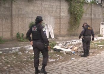 Populares encontram caixões infantis jogados na rua e acionam Polícia