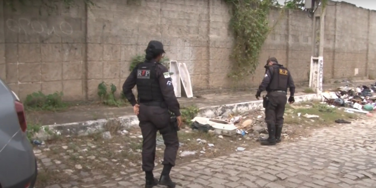 Populares encontram caixões infantis jogados na rua e acionam Polícia