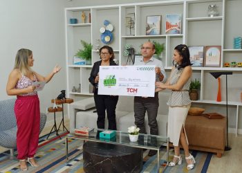 TCM entrega cheque simbólico para diretores do Amantino Câmara