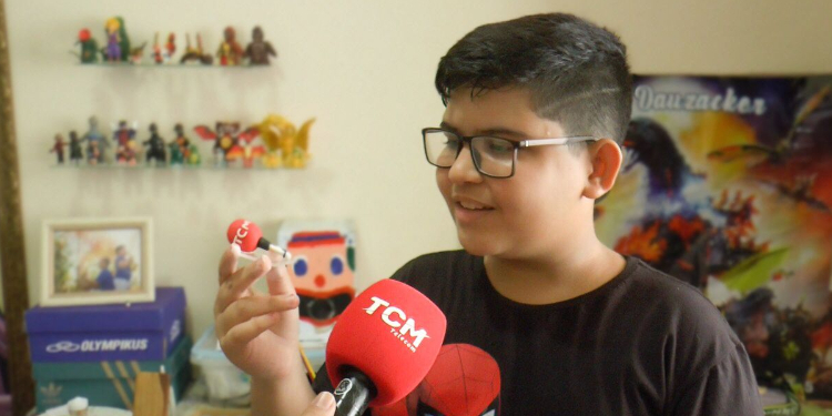 Garoto de Apodi encanta com criações de personagens em biscuit