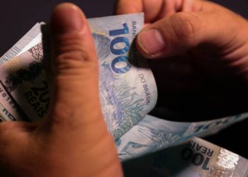 Salário mínimo de 2023 deve chegar a R$ 1.300, sem aumento real