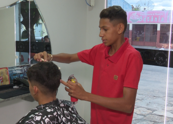 ‘Cabelin’ na régua; jovem realiza sonho de abrir barbearia com ajuda de amigos