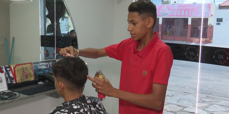‘Cabelin’ na régua; jovem realiza sonho de abrir barbearia com ajuda de amigos