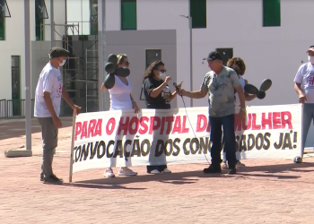 Aprovados em concurso da saúde fazem protesto em frente ao Hospital da Mulher
