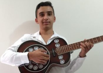 Com apenas 17 anos, jovem repentista de Apodi chama atenção pelo talento