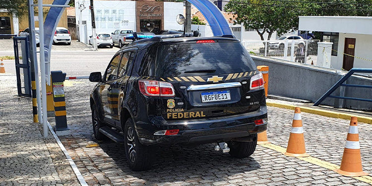 Homem conclui curso de vigilante, procura PF para regularizar profissão e acaba preso