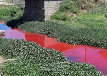 Rio com água vermelha preocupa moradores em Caicó