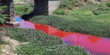 Rio com água vermelha preocupa moradores em Caicó
