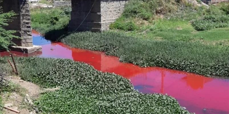 Rio com água vermelha preocupa moradores em Caicó