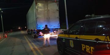 PRF apreende carga de cigarros contrabandeados em Assú