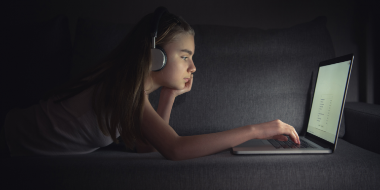 Nove em cada dez crianças e adolescentes tem acesso à internet no Brasil