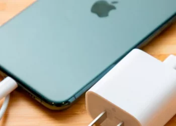 Ministério da Justiça suspende venda de IPhone sem carregador