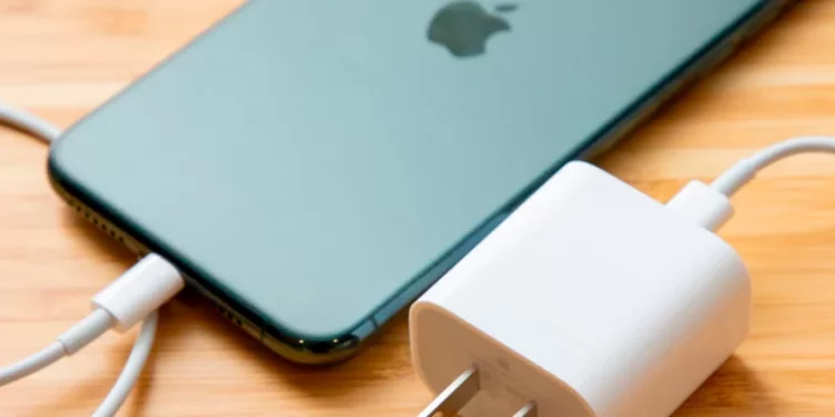 Ministério da Justiça suspende venda de IPhone sem carregador