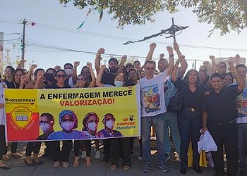 Enfermeiros e técnicos de enfermagem protestam durante desfile de 7 de setembro em Mossoró