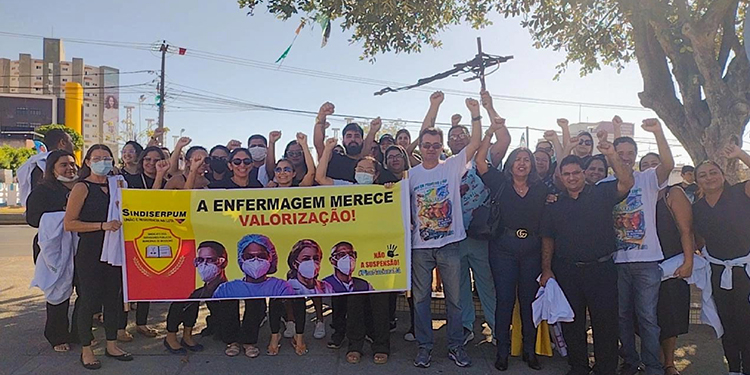 Enfermeiros e técnicos de enfermagem protestam durante desfile de 7 de setembro em Mossoró