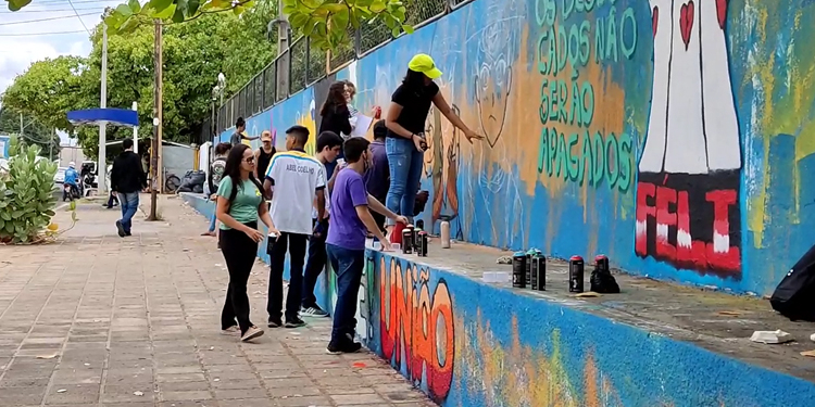 Após oficina de arte, alunos revitalizam muro de escola em Mossoró