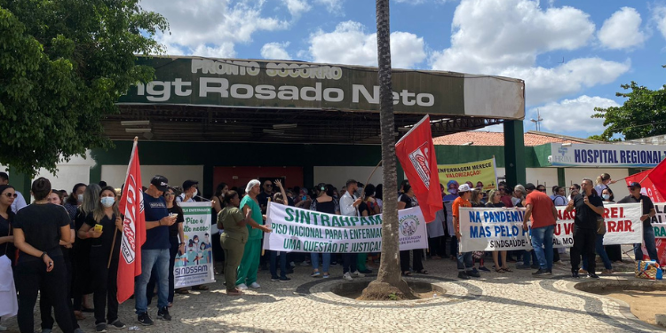 Profissionais de enfermagem realizam paralisação e pedem pagamento do piso