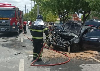 Carro pega fogo no Bairro Belo Horizonte