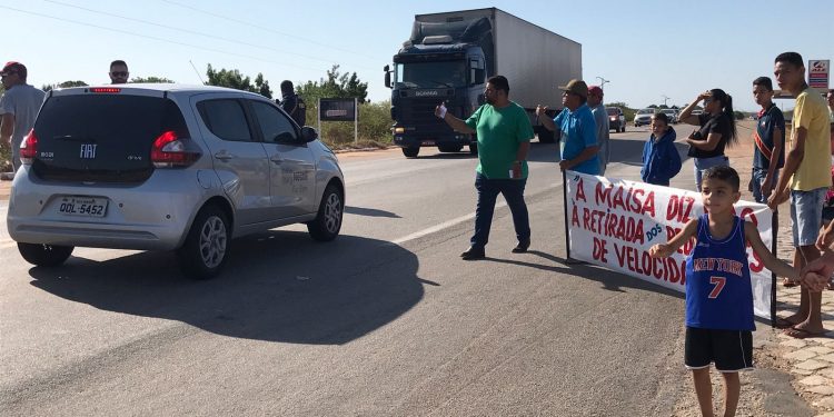 Moradores fazem manifestação pela volta de redutor de velocidade na BR 304