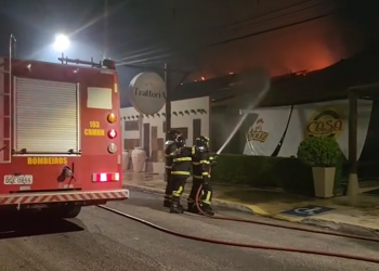 Cobertura de restaurante em Nova Betânia pega fogo; bombeiros foram acionados