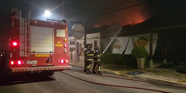 Cobertura de restaurante em Nova Betânia pega fogo; bombeiros foram acionados