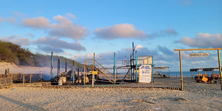 Barraca é destruída pelo fogo em Grossos