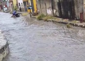 Segunda-feira chuvosa contraria previsões e causa transtorno em Mossoró