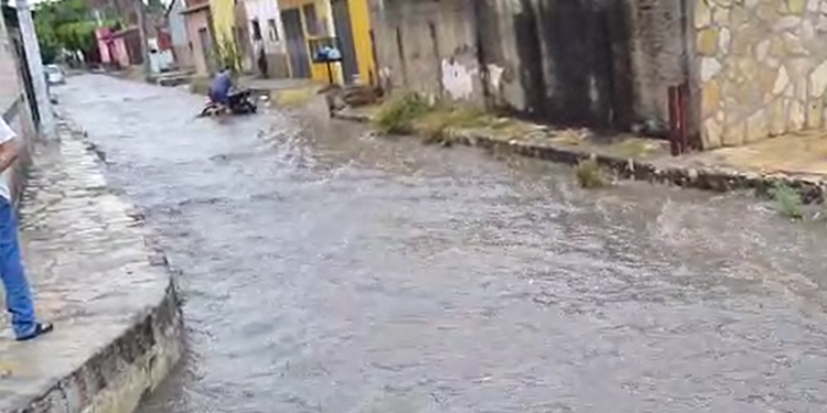 Segunda-feira chuvosa contraria previsões e causa transtorno em Mossoró