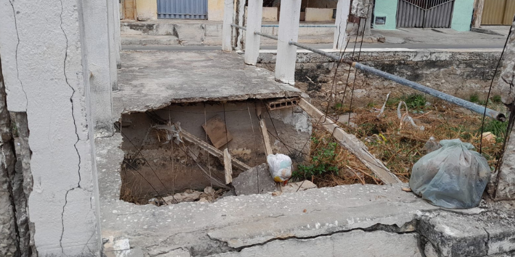 Passarela desaba e por pouco moradora não cai em galeria no Bairro Bom Jardim