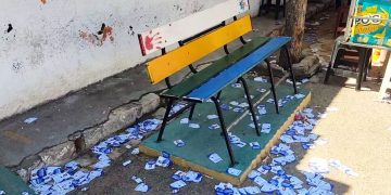 Derramamento de santinhos em frente a escola em Apodi