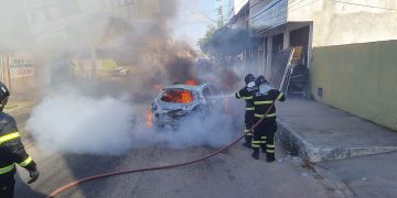 Carro pega fogo no Bairro Santa Delmira