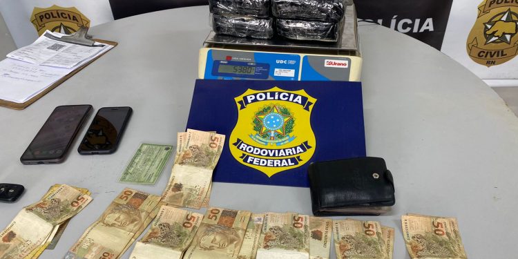 PRF apreende cocaína e prende homem na BR 304