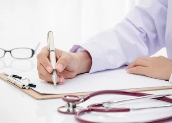 Mulher apresenta diploma falso de médica e é presa no RN