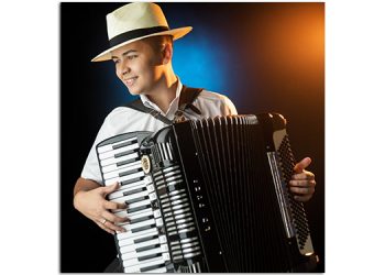 Cantor de forró de 19 anos tem carro e sanfona tomados de assalto em Mossoró