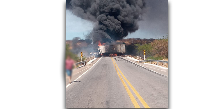 Acidente envolvendo dois caminhões deixa BR totalmente interditada em Itajá/RN