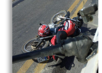 Acidente envolvendo moto e caminhão deixa dois homens feridos em Pau dos Ferros