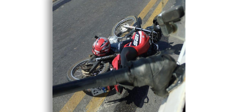 Acidente envolvendo moto e caminhão deixa dois homens feridos em Pau dos Ferros