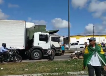 Tropa de choque da PRF libera BR 101 em Parnamirim